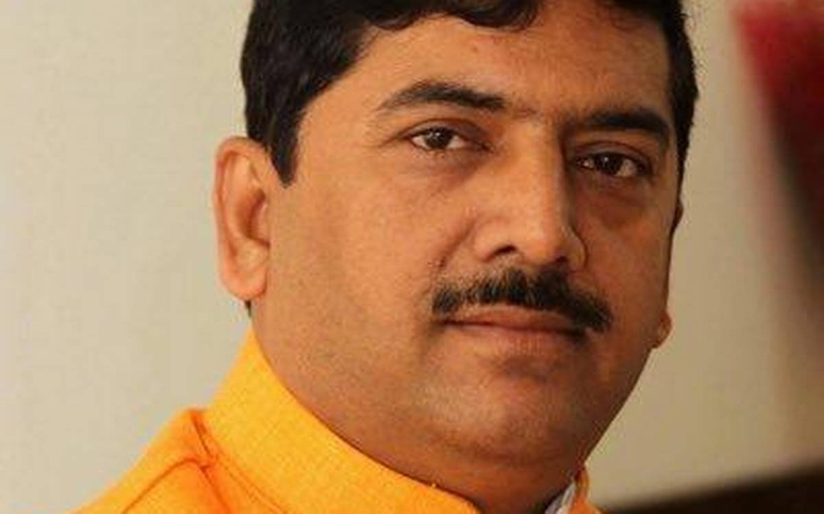 MLA पर गोलियों की तरह जूते बरसाने वाले MP शरद त्रिपाठी को जानिए, संत कबीर पर लिखी है किताब