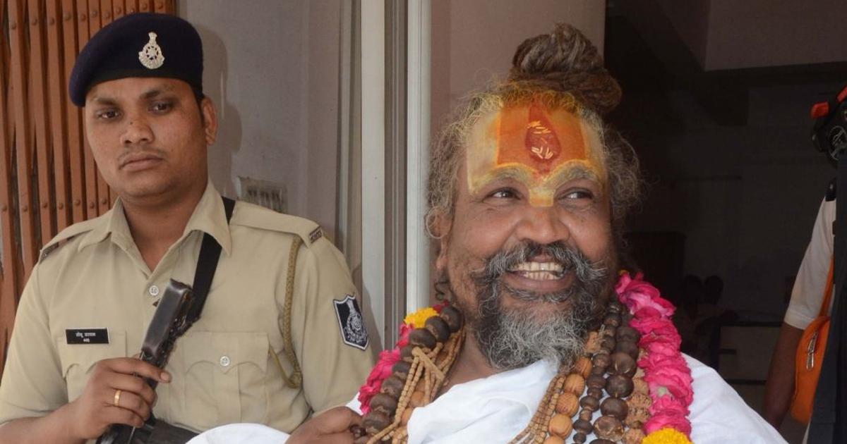 कंप्यूटर बाबा : जिसकी सत्ता, उसकी गोद में बैठने में यकीन रखता है मध्यप्रदेश का यह बाबा