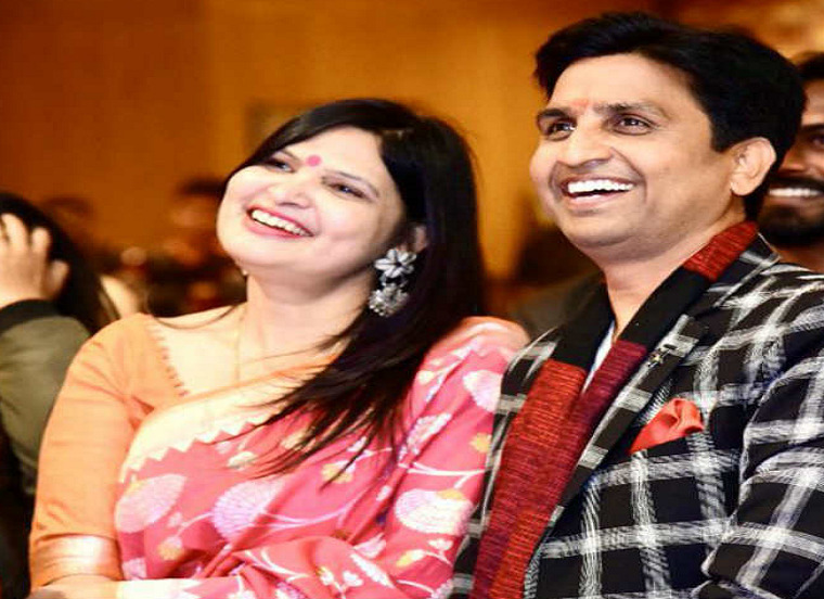 Kumar-Vishwas-with-Wife