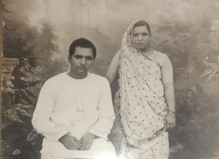 Hiralal-Shastri-with-Wife